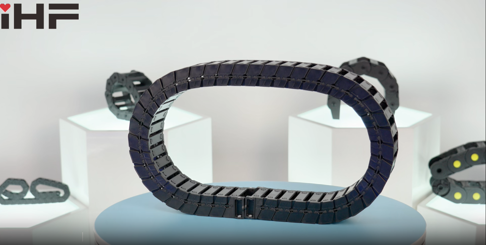 Technische Flexibilität: Kundenspezifische Kabelträger für moderne Fertigungsherausforderungen