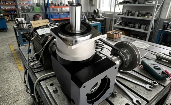 Servomotor-Integration leicht gemacht: Ein praktischer Leitfaden zur Montage und Konfiguration von rechtwinkligen Newgear-Servogetrieben